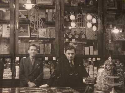 Noi abbiamo avuto la fortuna di apprenderla dalle memorie del torinese Attilio Germano, colui che diresse l�industria per oltre 15 anni (in foto l'ultimo a destra)